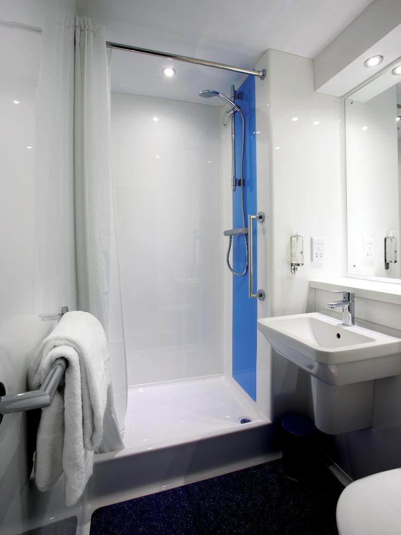 Travelodge London Raynes Park Ngoại thất bức ảnh
