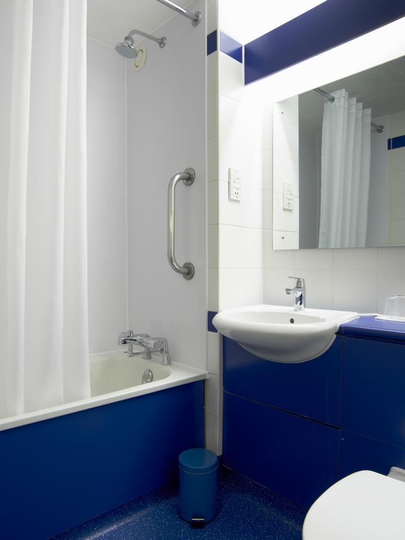 Travelodge London Raynes Park Ngoại thất bức ảnh